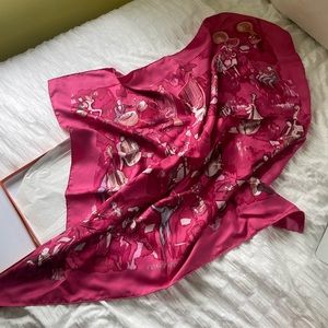 Hermes “concerto” scarf excellent condition, worn once. Comes in box.